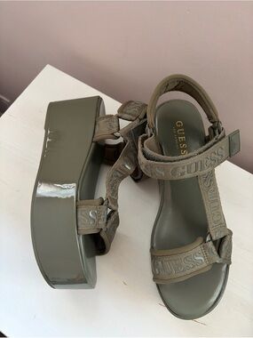 GUESS Olive Platform Logo Sandals 7.5